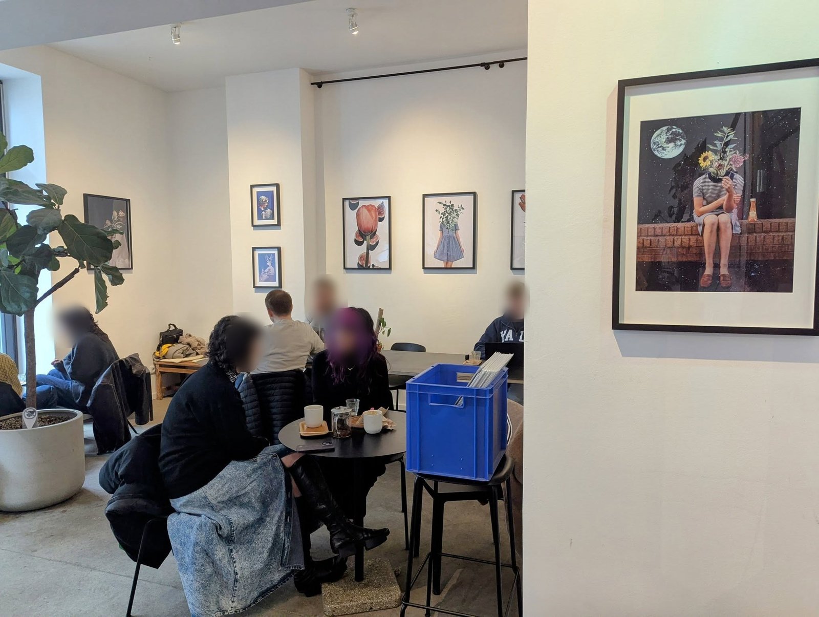 Kiezkultur Event, Cafelix Coffee Roasters, Berlin, 2025. Install view. Faces blurred.